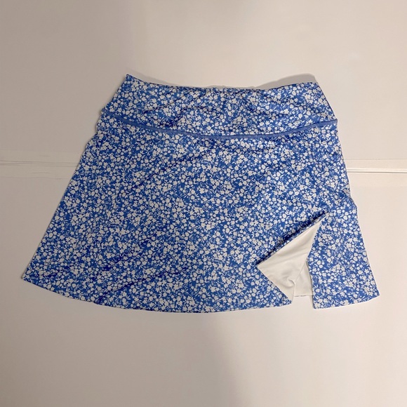 NWOT blue floral Tuckernuck golf skirt - Picture 2 of 6